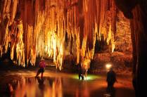 Rio e espeleotemas na caverna de São Mateus, no P. E. de Terra Ronca, região de São Domingos - GO